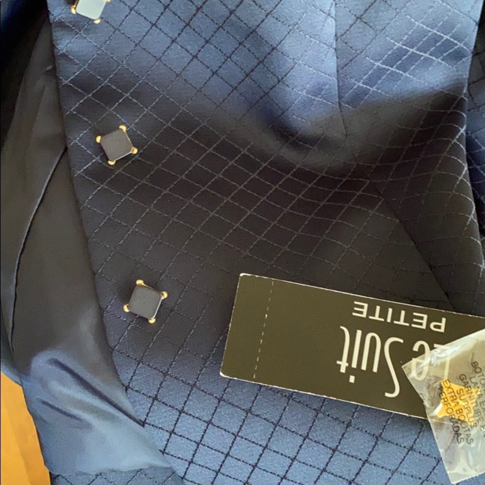 LeSuit Tailored Suit - Picture 5 of 7
